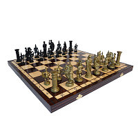 Шахматы- игровые фигуры из пластика в наборе с деревянной шахматной доской