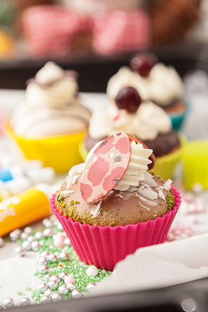 Формы для выпечки CUPCAKE: 4 чашки разного цвета: синяя, зеленая, пурпурная, белая.